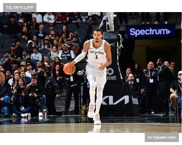 镜头聚焦：最后两分钟，文班亚马连续封盖后双手扶膝大口喘气