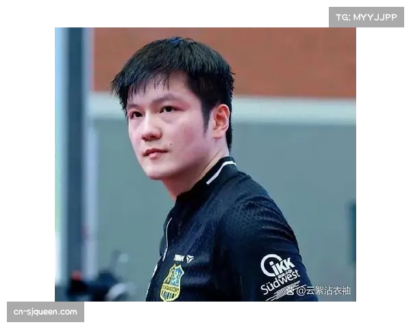 特写：失明球迷在解说员专用音频通道的辅助下，于现场“聆听”比赛